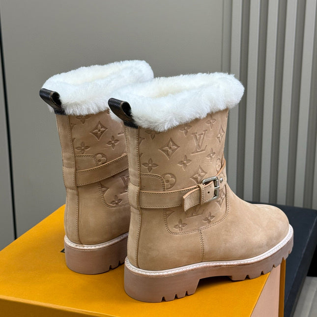 LV TERRITORY ANKLE BOOT IN BROWN AND WHITE SHEARLING LINING.