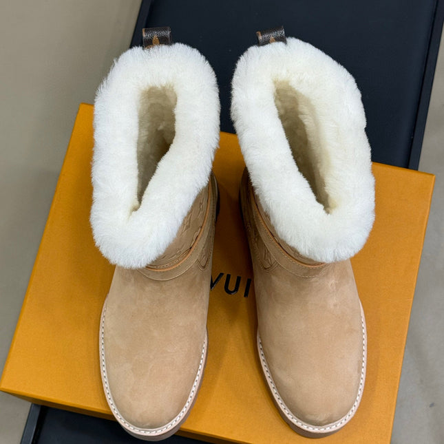 LV TERRITORY ANKLE BOOT IN BROWN AND WHITE SHEARLING LINING.