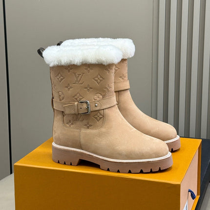 LV TERRITORY ANKLE BOOT IN BROWN AND WHITE SHEARLING LINING.