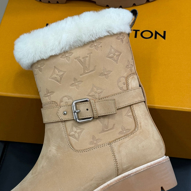 LV TERRITORY ANKLE BOOT IN BROWN AND WHITE SHEARLING LINING.