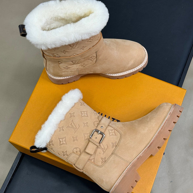 LV TERRITORY ANKLE BOOT IN BROWN AND WHITE SHEARLING LINING.