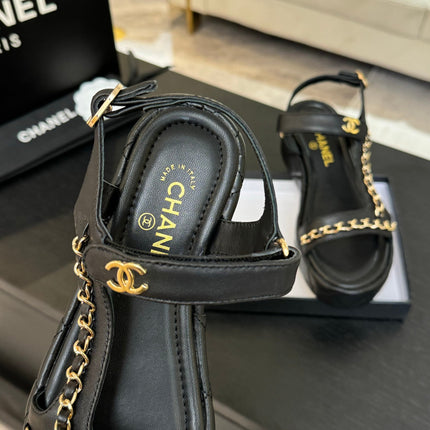 FLAT SANDALS IN BLACK LAMBSKIN WITH GOLD CHAIN