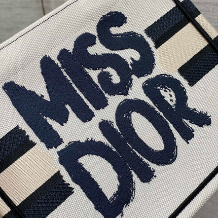 BOOK TOTE 26 IN WHITE MIX BLACK CANVAS 226503