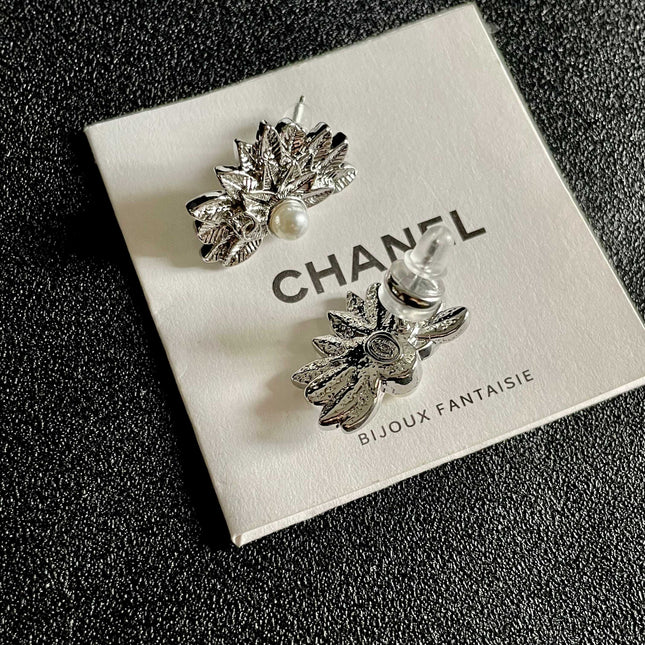 DOUBLE C STUD EARRINGS IN HALF-FLOWER SHAPE WITH PEARL CENTER