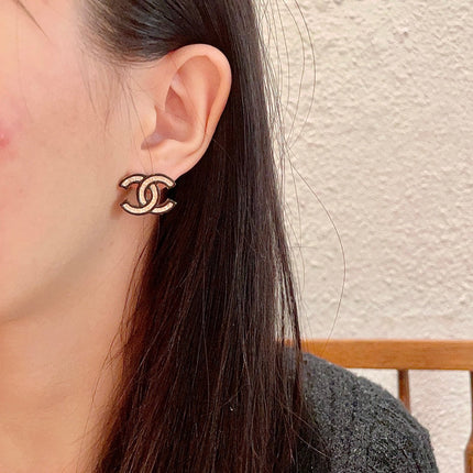 DOUBLE C STUD EARRINGS IN SILVER METAL WITH BLACK OUTLINE AND CRYSTALS INSIDE