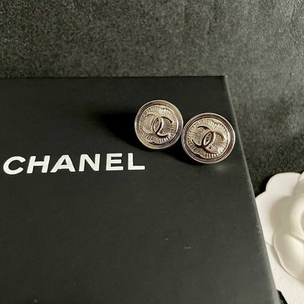 CHANEL 26S DOUBLE C LOGO ENGRAVED ROUND STUD EARRINGS IN SILVER METAL 629190
