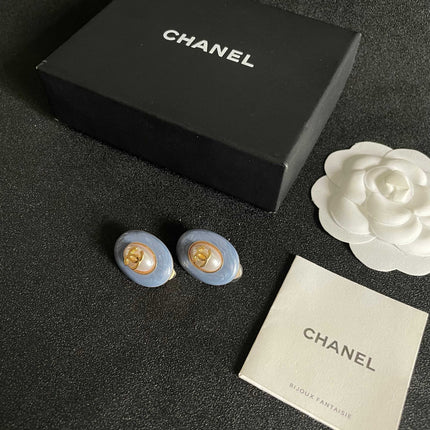 CHANEL 26S DOUBLE C LOGO BLUE ENAMEL PEARL OVAL STUD EARRINGS IN GOLD METAL 629153