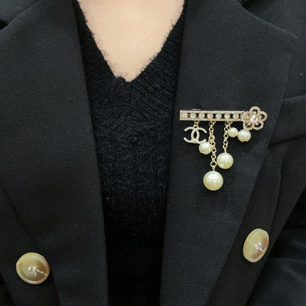 CHANEL 26S DOUBLE C LOGO CRYSTAL BAR PEARL DROP CHAIN BROOCH 629164