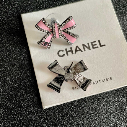 CHANEL 26S PINK ENAMEL BOW CRYSTAL STUD EARRINGS IN BLACK METAL 629977