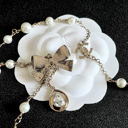 CHANEL 26S DOUBLE C LOGO PEARL LAYERED CHAIN BOW & CRYSTAL DROP NECKLACE IN GOLD METAL 629883
