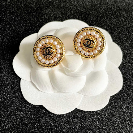 CHANEL 26S DOUBLE C LOGO PEARL ROUND STUD EARRINGS IN GOLD METAL 629906