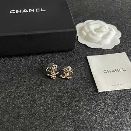 CHANEL 26S DOUBLE C LOGO PEARL STUD EARRINGS WITH FLORAL DETAIL IN GOLD METAL 631917