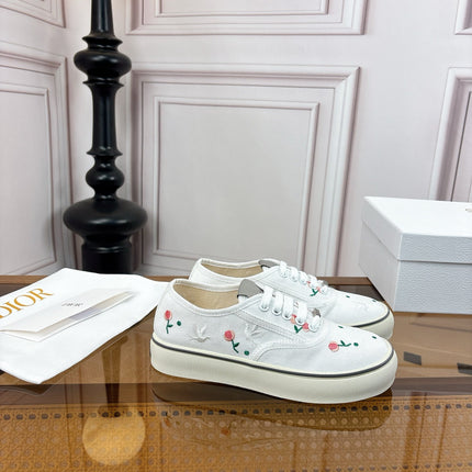 DIOR 26S LOW TOP SNEAKERS IN WHITE CANVAS WITH FLORAL EMBROIDERY