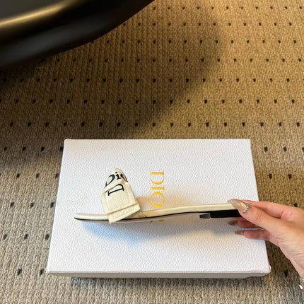 DIOR 26S DWAY SLIDE IN WHITE FABRIC AND LAMBSKIN