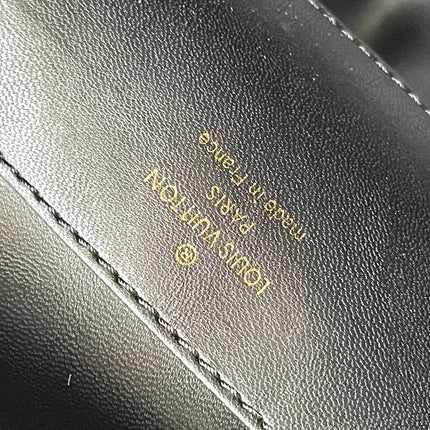CAPUCINES SOUPLE GM 38 IN BLACK SMOOTH CALFSKIN GOLD HARDWARE