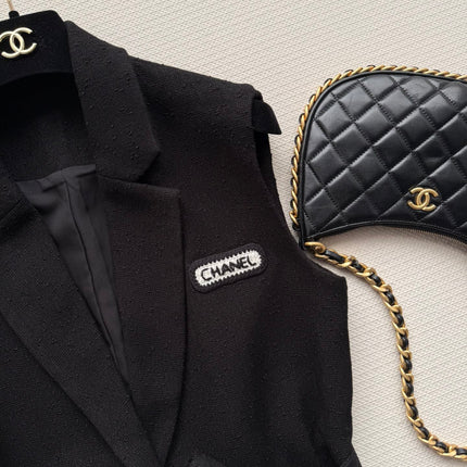CHANEL 26S SLEEVELESS BLAZER 708