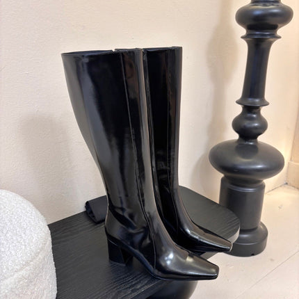 YSL 26S KNEE-HIGH HEELED BOOTS IN BLACK SHINY CALFSKIN