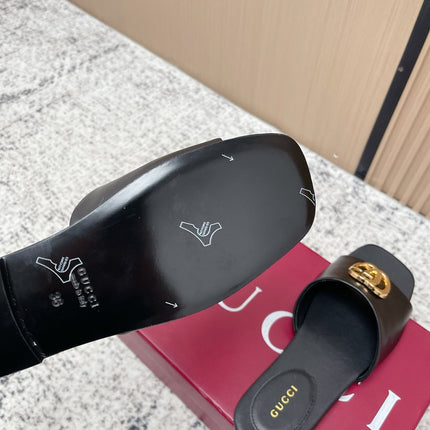 GUCCI 26S SLIDE SANDAL IN BLACK CALFSKIN WITH GOLD HARDWARE