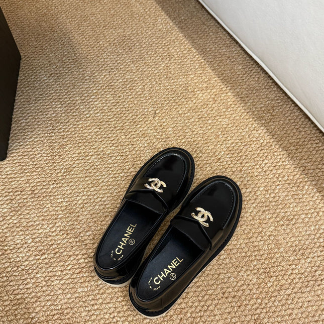 CHANEL 26S LOAFER IN BLACK PATENT CALFSKIN CC LOGO
