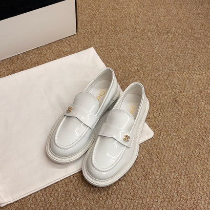 CHANEL 26S LOAFERS IN WHITE PATENT CALFSKIN CC LOGO