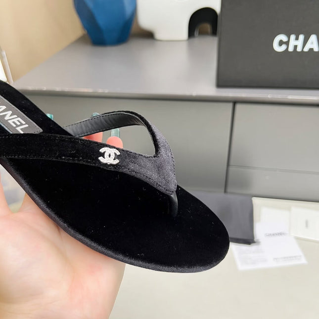 THONG SLIPPERS IN BLACK VELVET