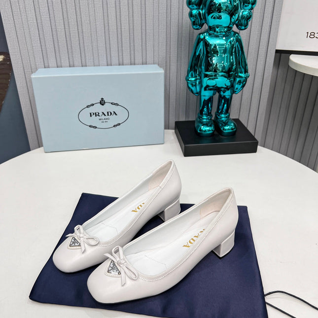 PRADA 26S ROUND TOE PUMPS BLOCK HEEL 40MM IN WHITE CALFSKIN WITH BOW
