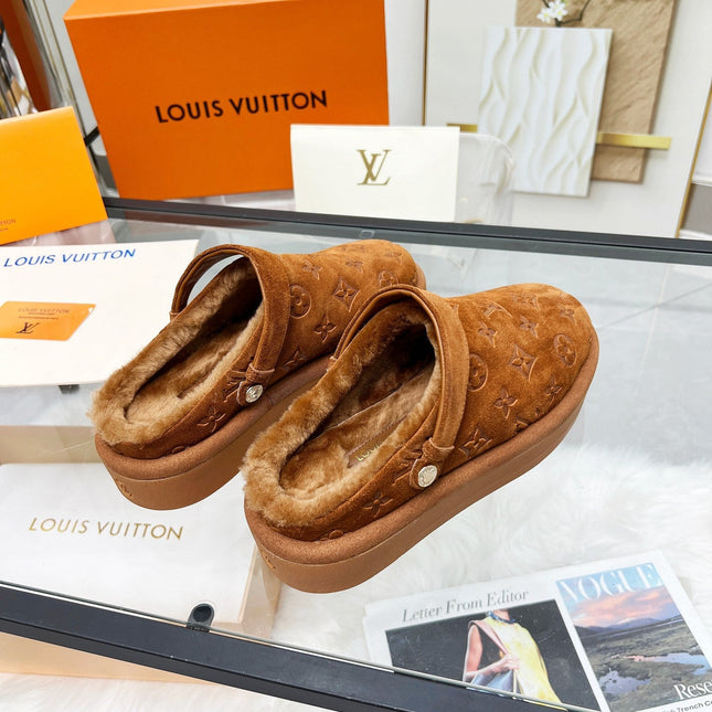 LV WOMEN'S COSY FLAT COMFORT CLOGS IN RUSSET BROWN MONOGRAM SUEDE