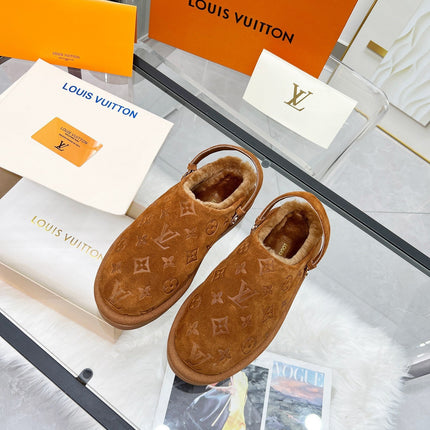 LV WOMEN'S COSY FLAT COMFORT CLOGS IN RUSSET BROWN MONOGRAM SUEDE