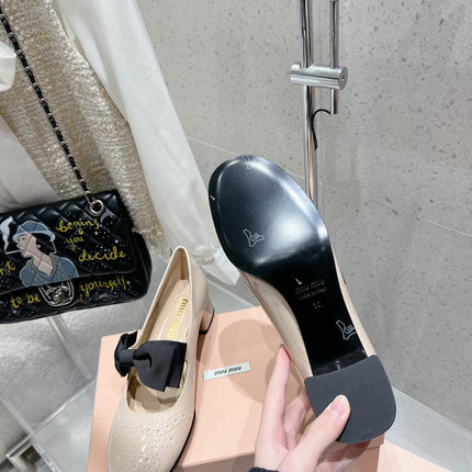 MARY JANE MID HEEL PUMPS IN BEIGE PATENT LAMBSKIN WITH BOW