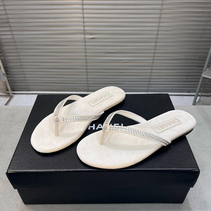CRYSTAL THONG SANDAL IN WHITE CREAM SUEDE