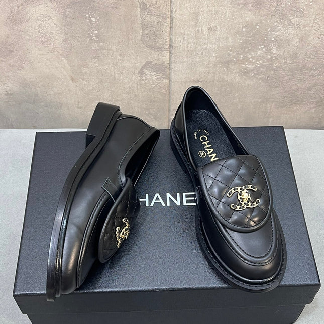 CHANEL 26S LOAFERS IN BLACK QUILTED CALFSKIN WITH CHAIN CC LOGO