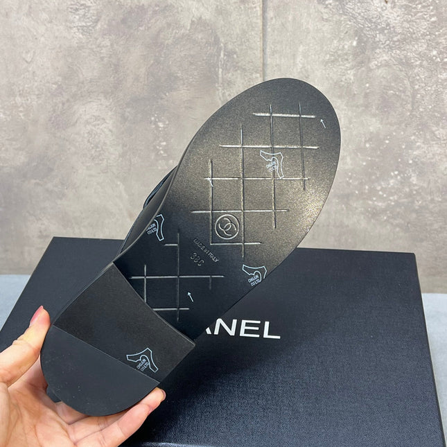 CHANEL 26S MULE LOAFERS IN BLACK QUILTED CALFSKIN WITH CC LOGO