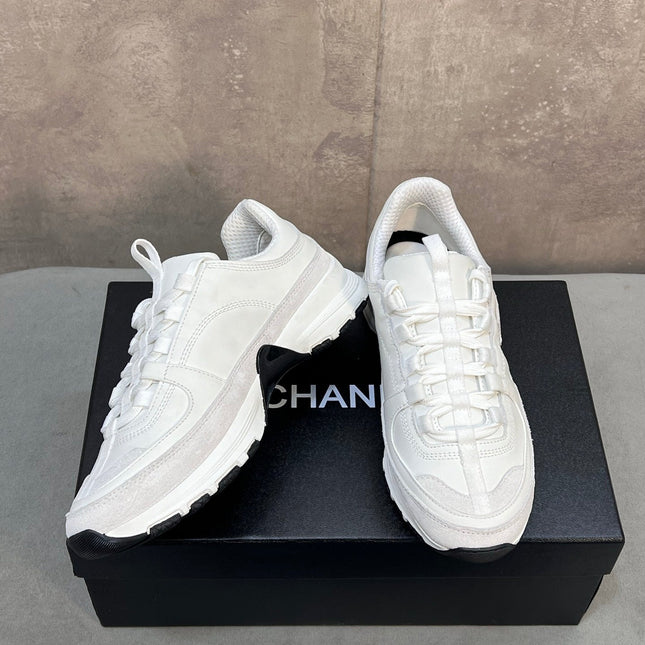 CHANEL 26S RUNNER CC LOGO SNEAKERS IN WHITE CALFSKIN AND SUEDE
