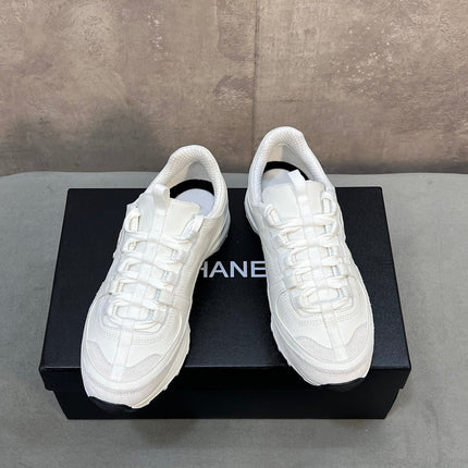 CHANEL 26S RUNNER CC LOGO SNEAKERS IN WHITE CALFSKIN AND SUEDE