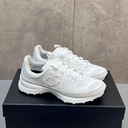 CHANEL 26S RUNNER CC LOGO SNEAKERS IN WHITE CALFSKIN AND SUEDE