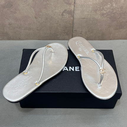 CHANEL 26S FLIP FLOPS IN SILVER CALFSKIN CC LOGO