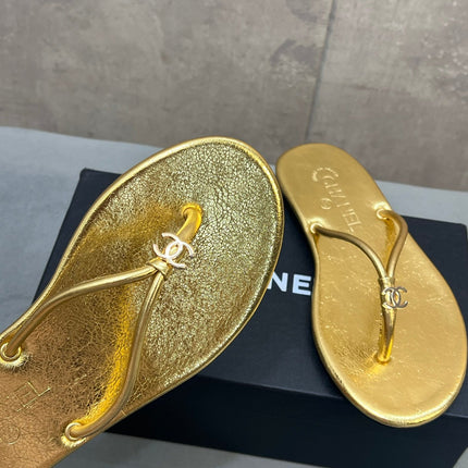 CHANEL 26S FLIP FLOPS IN GOLD CALFSKIN CC LOGO