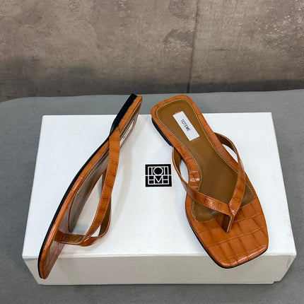 THE ROW 26S SQUARE TOE THONG SANDALS IN CARAMEL BROWN CROCODILE EMBOSSED CALFSKIN