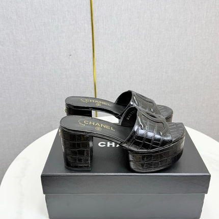 CHANEL 26S BLOCK HEEL SANDALS 100 MM IN BLACK CROCODILE-EMBOSSED CALFSKIN