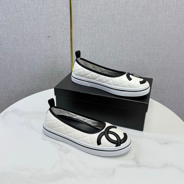 CHANEL 26S CC LOGO SLIP-ON SNEAKERS IN WHITE CALFSKIN