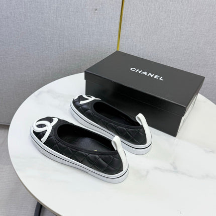 CHANEL 26S CC LOGO SLIP-ON SNEAKERS IN WHITE CALFSKIN
