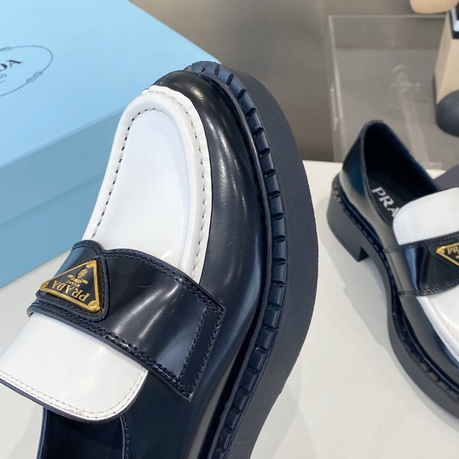 PRADA 26S LOAFERS IN BLACK AND WHITE CALFSKIN WITH LOGO