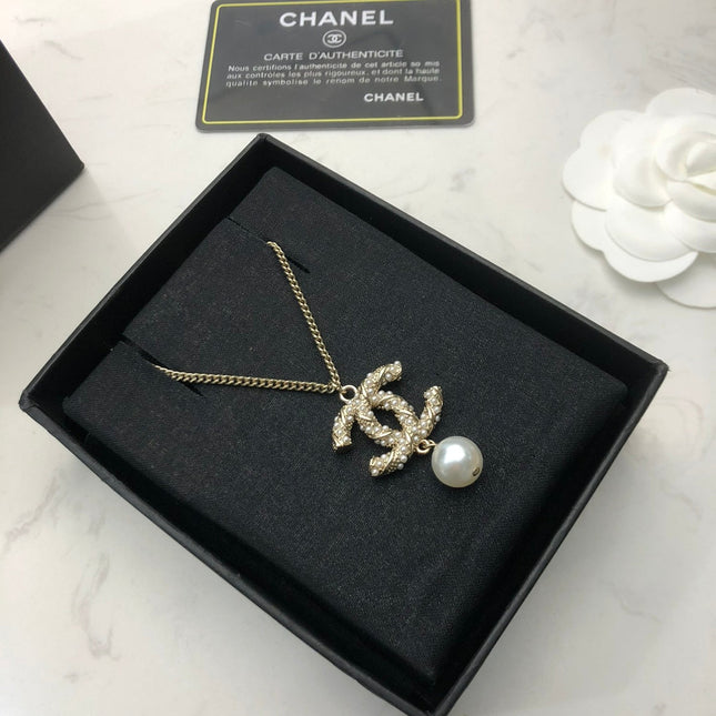 CHANEL 26S CHANEL CC LOGO PEARL EMBELLISHED PENDANT NECKLACE WITH DROP PEARL IN GOLD METAL 633314