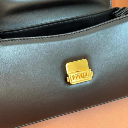 CHAIN SHOULDER BAG 24 IN BLACK PATENT SMOOTH CALFSKIN