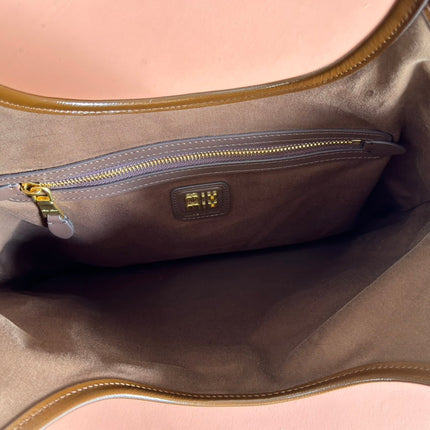 IVY 40 TOTE IN BROWN PATENT CALFSKIN GOLD HARDWARE