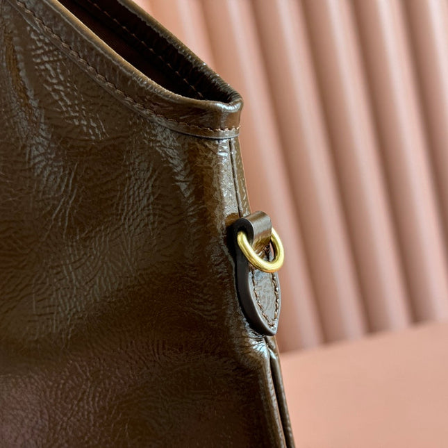 IVY 40 TOTE IN BROWN PATENT CALFSKIN GOLD HARDWARE