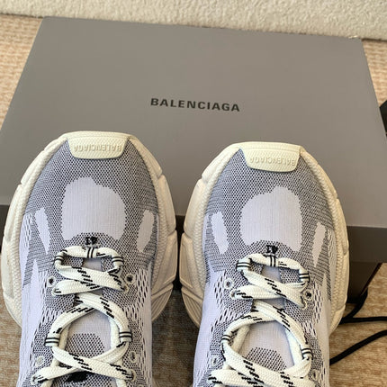 UNDER ARMOUR 3XL KNIT SNEAKER IN LIGHT GRAY WHITE AND BLACK POLYESTER