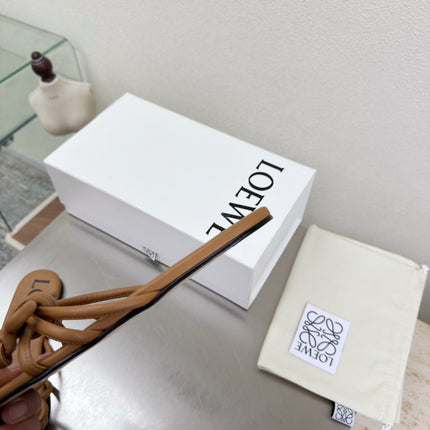 LOEWE 26S FLAMENCO KNOT SANDAL IN CAMEL BROWN CALFSKIN