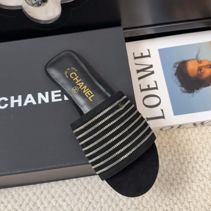 FLAT SLIDE IN BLACK SUEDE WITH SILVER CHAIN