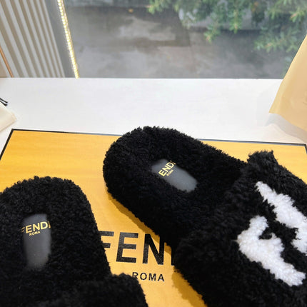 FLAT SLIDE IN BLACK FLEECE WITH WHITE LOGO